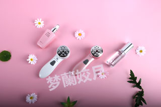 圖：嫩膚美容儀與潤(rùn)膚補(bǔ)水套裝